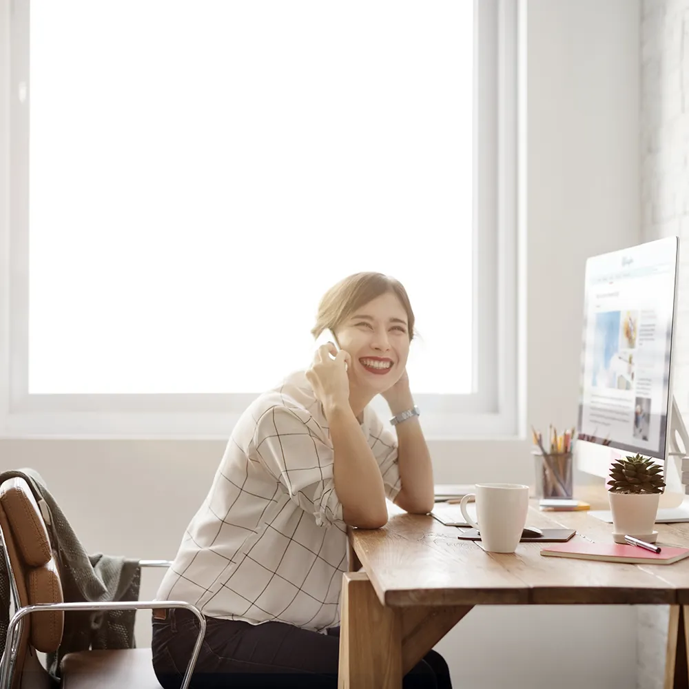 Architecte au téléphone dans son bureau