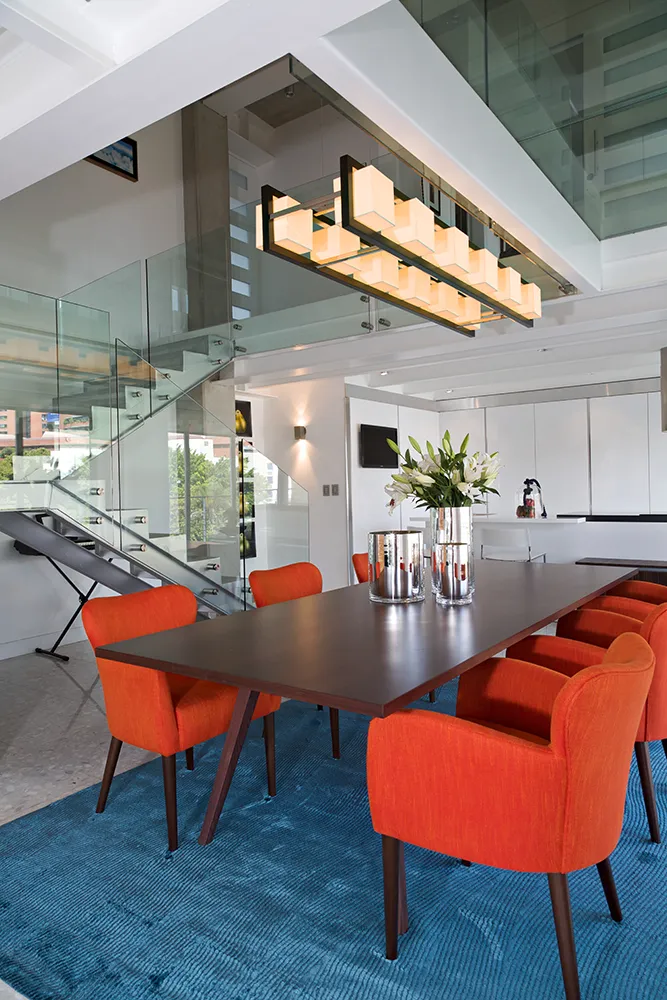 Salle à manger avec fauteuils rouges